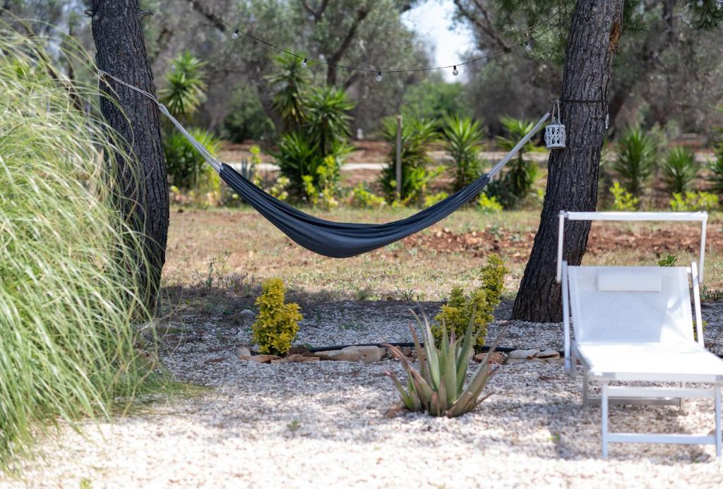 d'un hamac et d'une chaise dans le jardin. dans l'établissement Villa Myricae by Bianco Puglia Vacanze, à San Vito dei Normanni