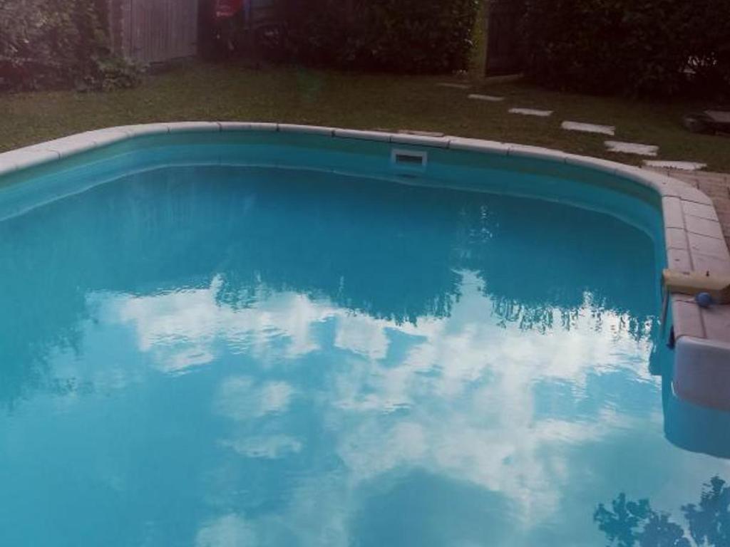 - une piscine à la réflexion du ciel dans l'eau dans l'établissement Gîte calme au cœur de vignoble bio avec piscine, proche Azay-le-Rideau - FR-1-381-238, à Brizay