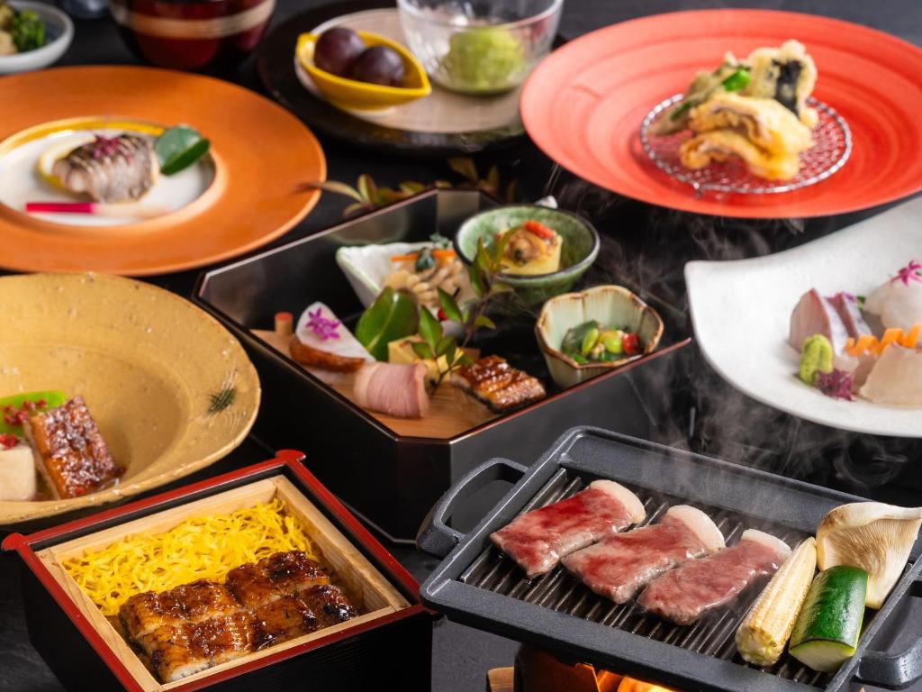 Une bande de plats sur une table dans l'établissement KAMENOI HOTEL Yanagawa, à Yanagawa 37 autres photos
