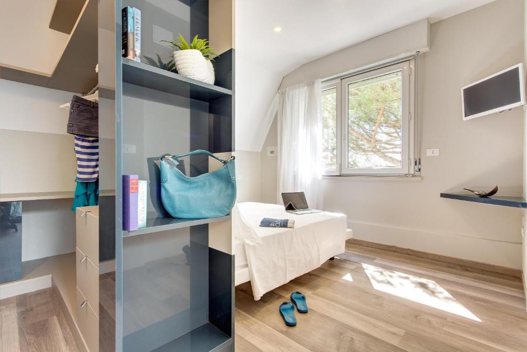 deux images d'une chambre avec une table et une fenêtre dans l'établissement B&B Isabella, à Milano Marittima