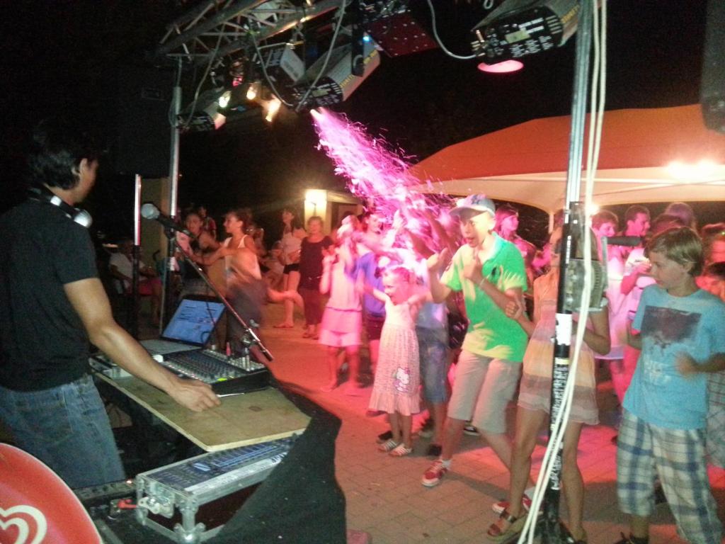 Un groupe de personnes dansant à une fête dans l'établissement Camping Les Sources, à Saint-Jean-du-Gard