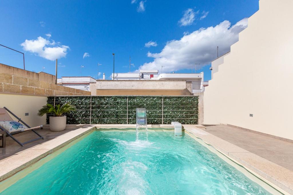 - une piscine avec une fontaine au-dessus d'un bâtiment dans l'établissement Villa Noemi Private Pool by HDSalento, à Leuca