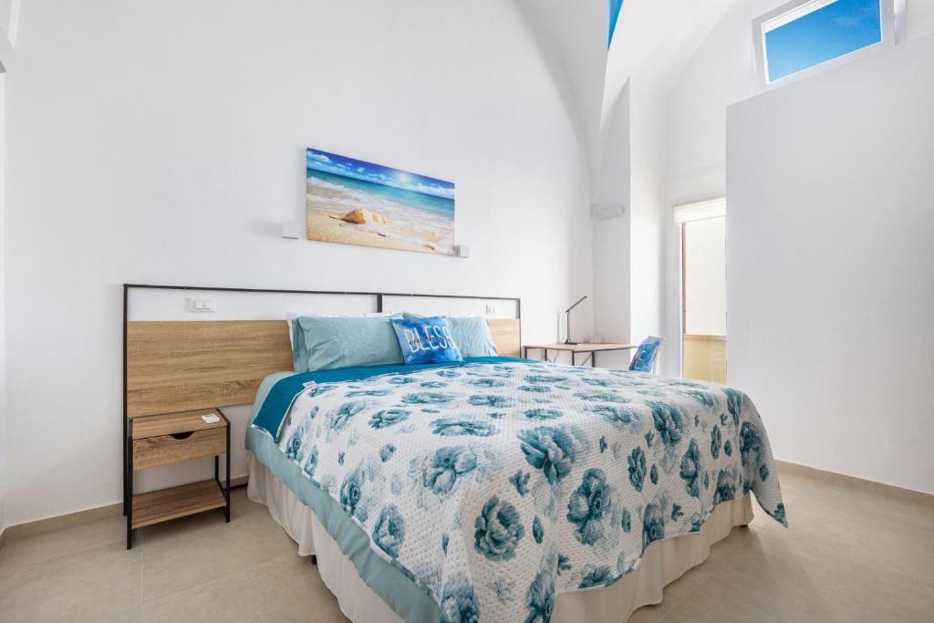 - une chambre avec un lit et un bureau en bois dans l'établissement Villa Noemi Private Pool by HDSalento, à Leuca 41 autres photos