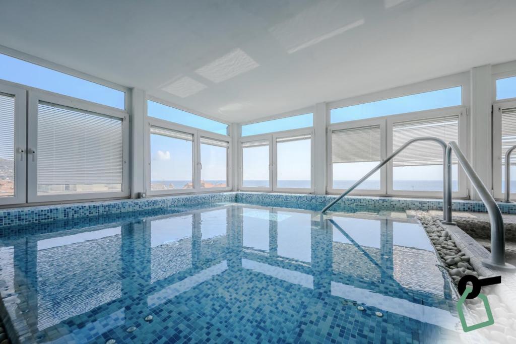 une piscine avec vue sur l'océan dans l'établissement HOTIDAY Room Collection - Alassio Centro, à Alassio