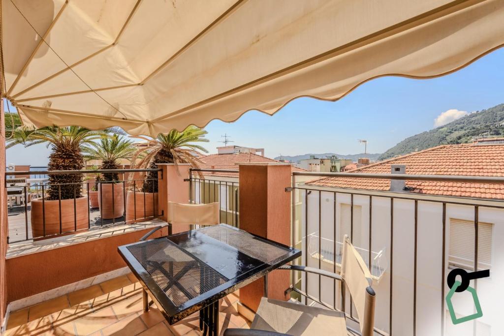 - un balcon avec une table et une vue dans l'établissement HOTIDAY Room Collection - Alassio Centro, à Alassio