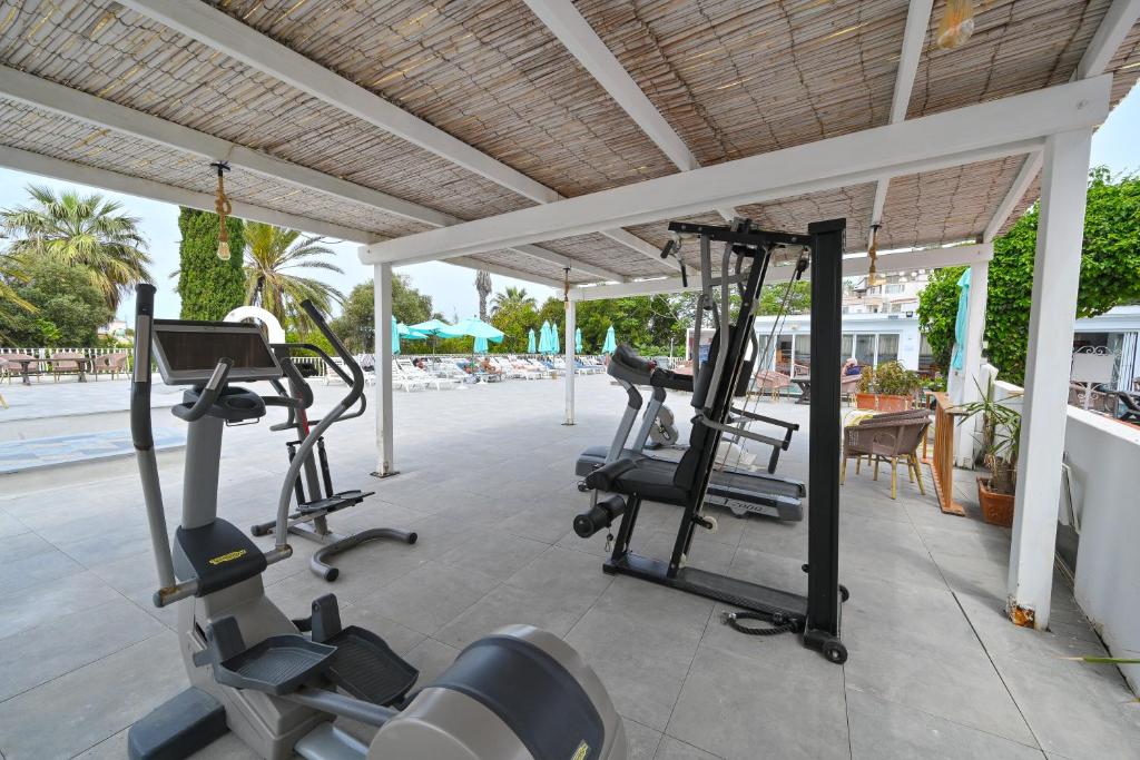 une salle de sport avec deux tapis de course et des vélos d'exercice sur une terrasse dans l'établissement Av Club Terme Colella, à Ischia