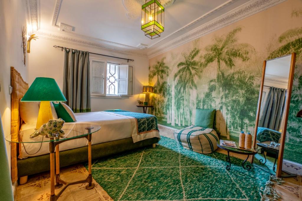 une chambre d'hôtel avec un lit et une chaise dans l'établissement Riad Stella Cadente Marrakech, à Marrakech 37 autres photos