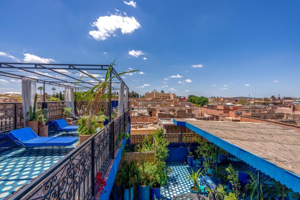 un balcon avec des chaises et une vue sur la ville dans l'établissement Riad Stella Cadente Marrakech, à Marrakech