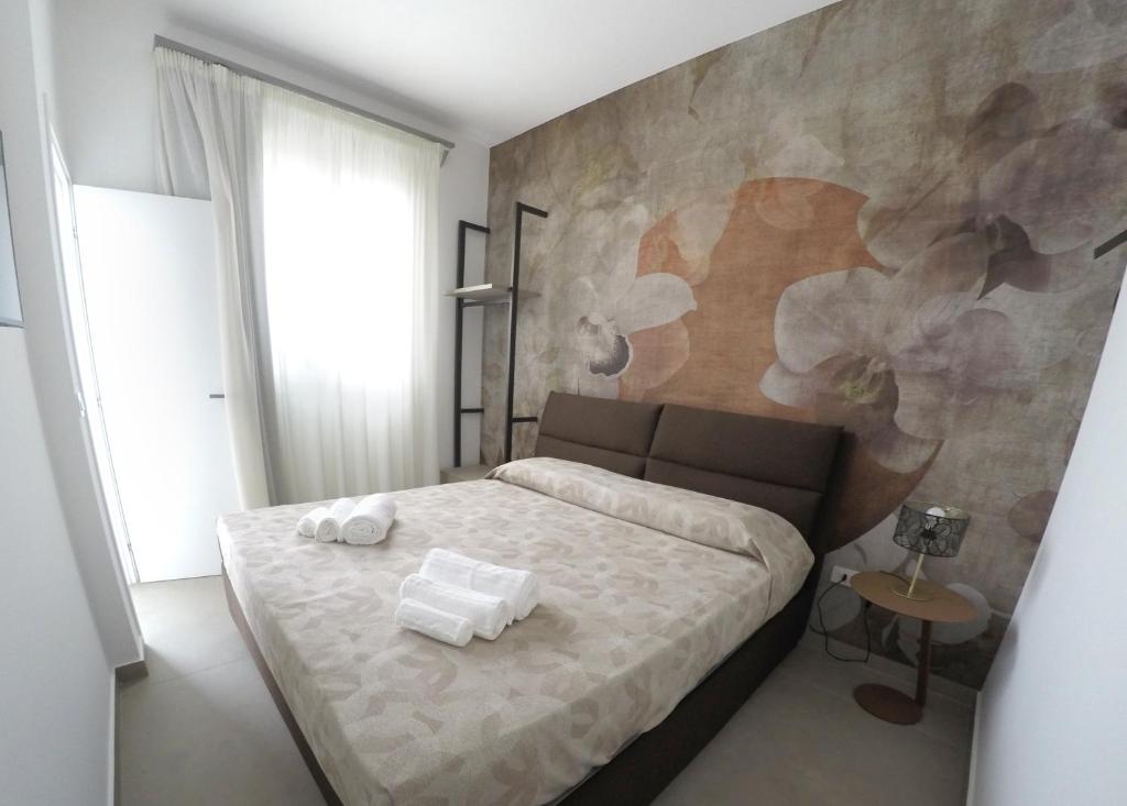 une chambre avec un lit avec des serviettes dessus dans l'établissement Riflessi sul Plemmirio, à Plemmirio