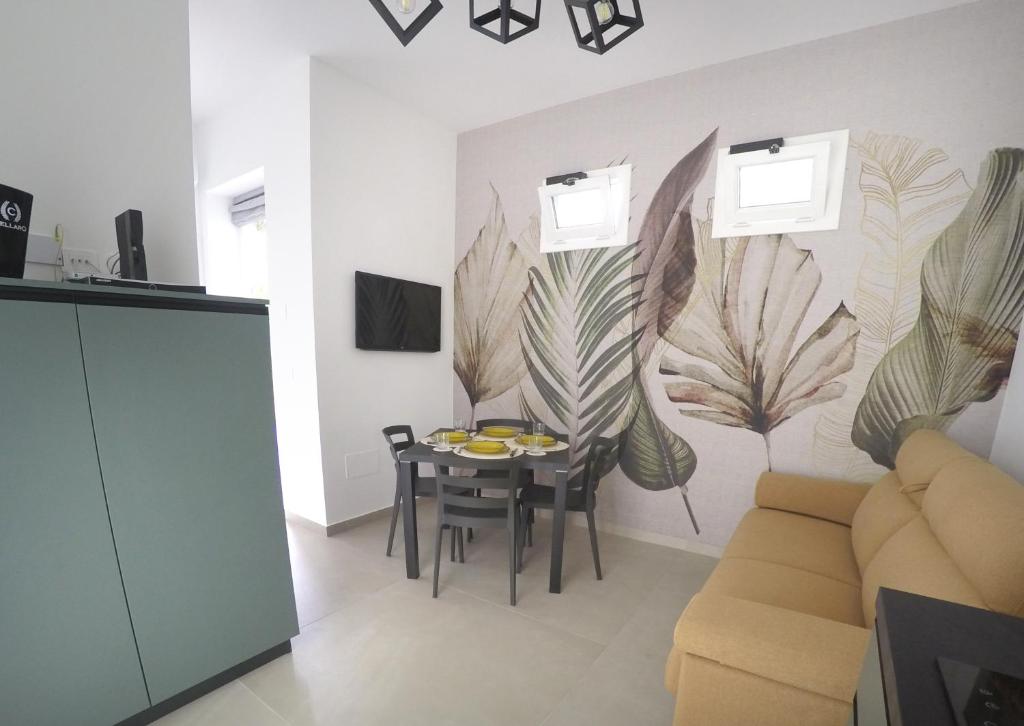 un salon avec une table et un canapé dans l'établissement Riflessi sul Plemmirio, à Plemmirio