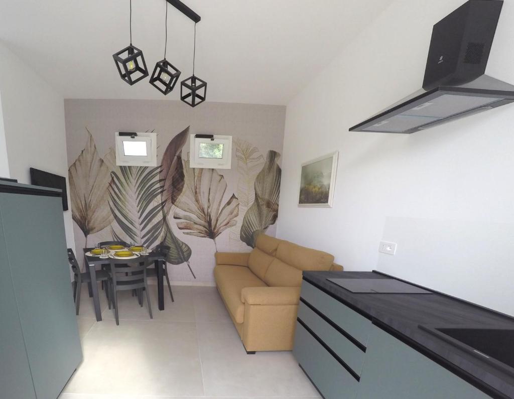 un salon avec un canapé et une table dans l'établissement Riflessi sul Plemmirio, à Plemmirio