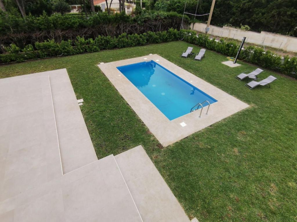 - une vue sur la piscine dans la cour dans l'établissement Riflessi sul Plemmirio, à Plemmirio