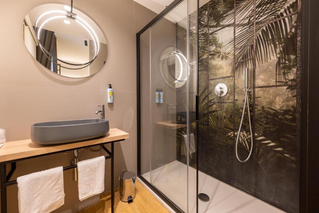 une salle de bain avec douche et lavabo dans l'établissement Meg Lifestyle Hotel & Apartaments, à Riccione 147 autres photos