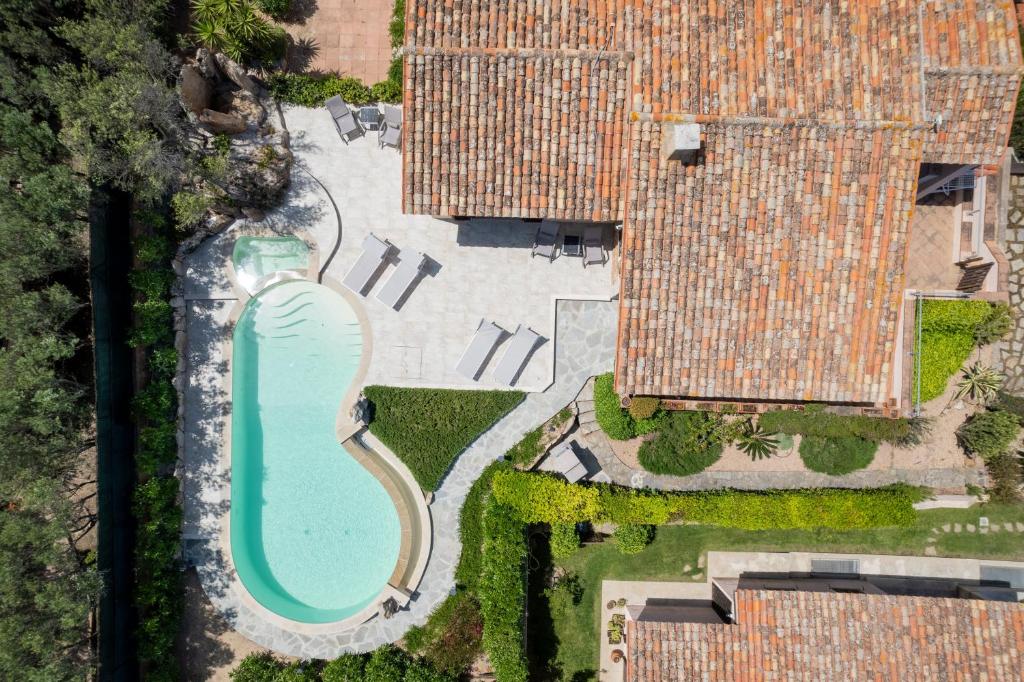 - une vue sur la piscine avec ses toits dans l'établissement Villa Kiki - Klodge, à Costa Corallina