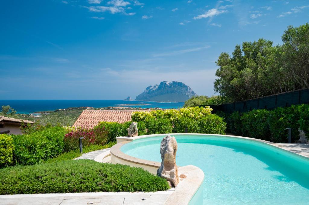 une piscine avec vue sur une montagne dans l'établissement Villa Kiki - Klodge, à Costa Corallina