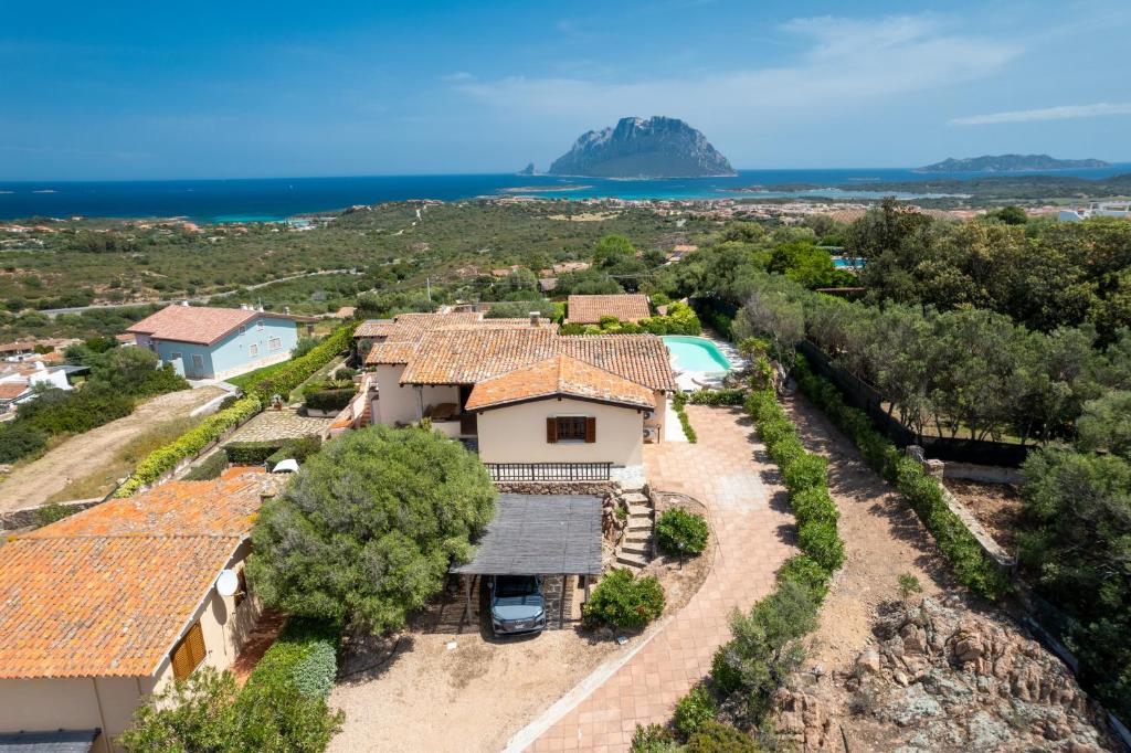 une vue aérienne d'une maison avec piscine dans l'établissement Villa Kiki - Klodge, à Costa Corallina