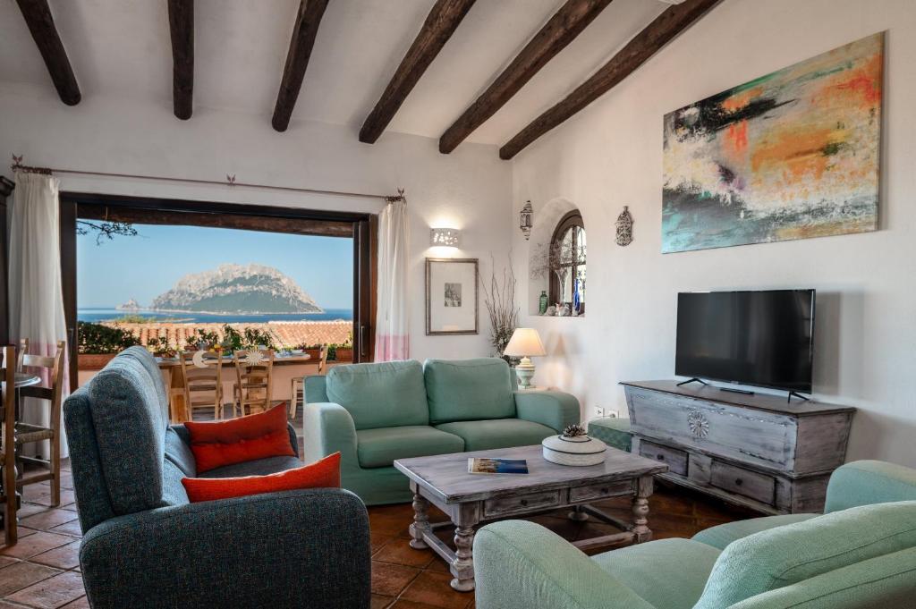 - un salon avec des chaises, une télévision et une table dans l'établissement Villa Kiki - Klodge, à Costa Corallina 51 autres photos