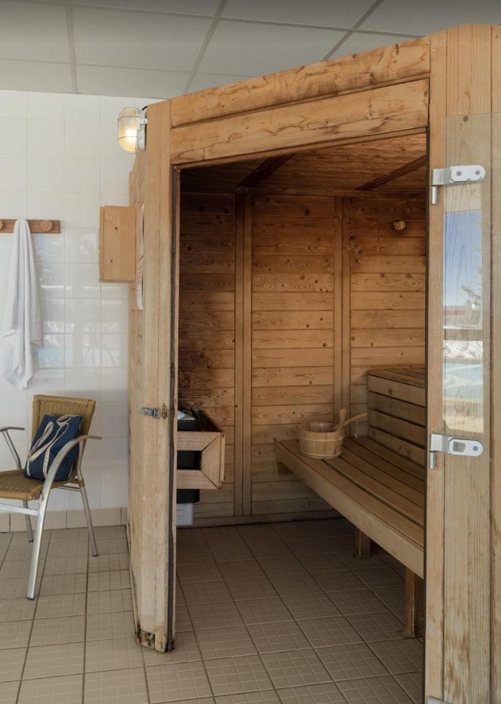 - un sauna en bois avec un banc dans une pièce dans l'établissement Charmant appartement confortable pour 6 personnes 40m2 pied pistes, Piscine, wifi, parking, à Chamrousse