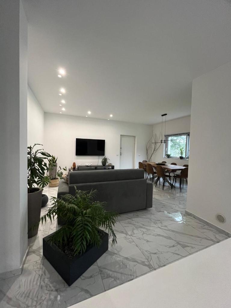 un salon avec un canapé et une table dans l'établissement Villa Grazia, à SantʼAgata di Militello