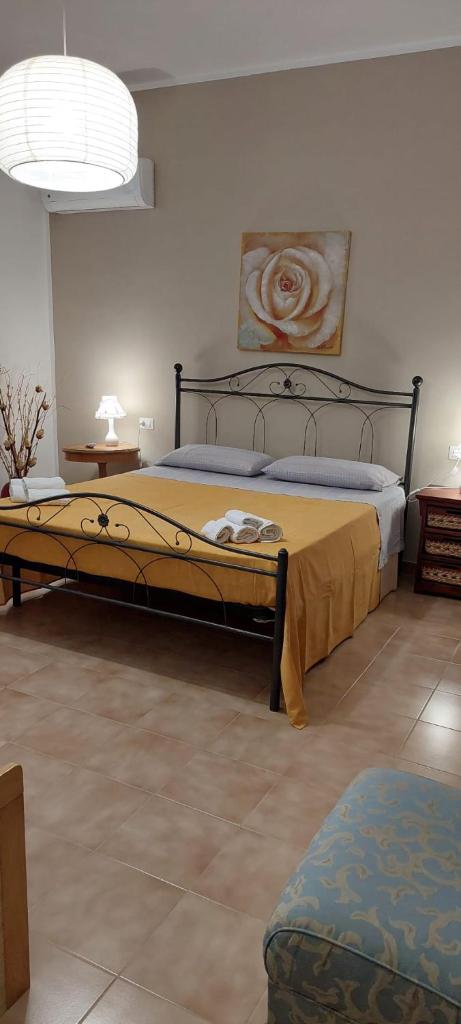 une chambre avec un lit avec une couverture jaune dessus dans l'établissement Villa Summer, à Trappeto