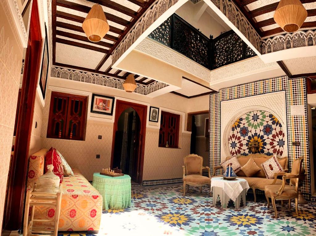 un salon avec un lit et une table dans l'établissement Riad Lalla Marrakech, à Marrakech