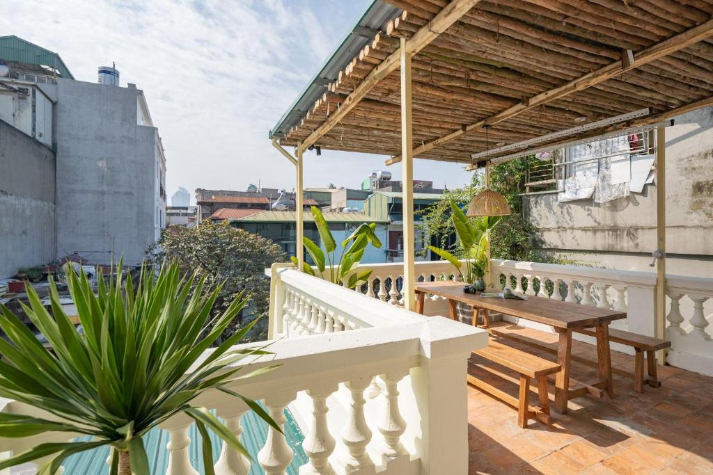NUNANUNONG Garden Building with Green ROOFTOP
