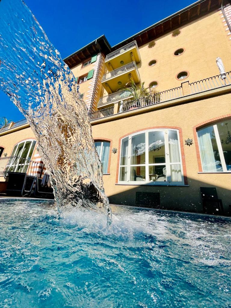 une fontaine devant un bâtiment dans l'établissement Hotel La Pigna, à Marina di Pietrasanta