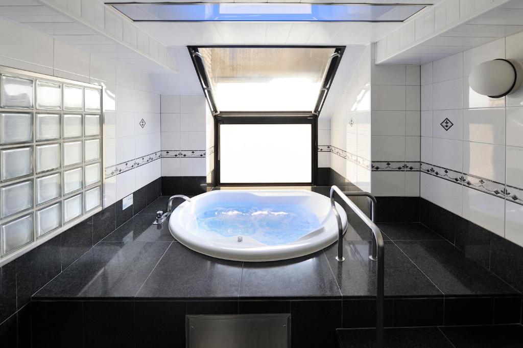 La salle de bains est pourvue d'une baignoire et d'une fenêtre. dans l'établissement Water Hotel Mw (Love Hotel), à Saitama 65 autres photos