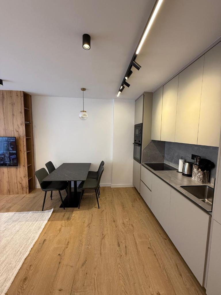 Cherry Apartment 8