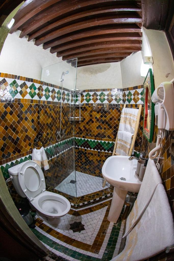 une salle de bain avec toilettes et lavabo dans l'établissement Riad LalaMoune, à Fès 37 autres photos