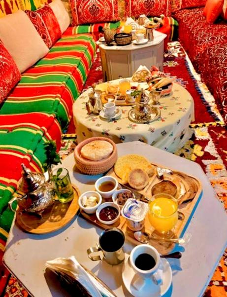 - une table de petit-déjeuner avec de la nourriture et des boissons dans l'établissement Riad Lalla Marrakech, à Marrakech 37 autres photos