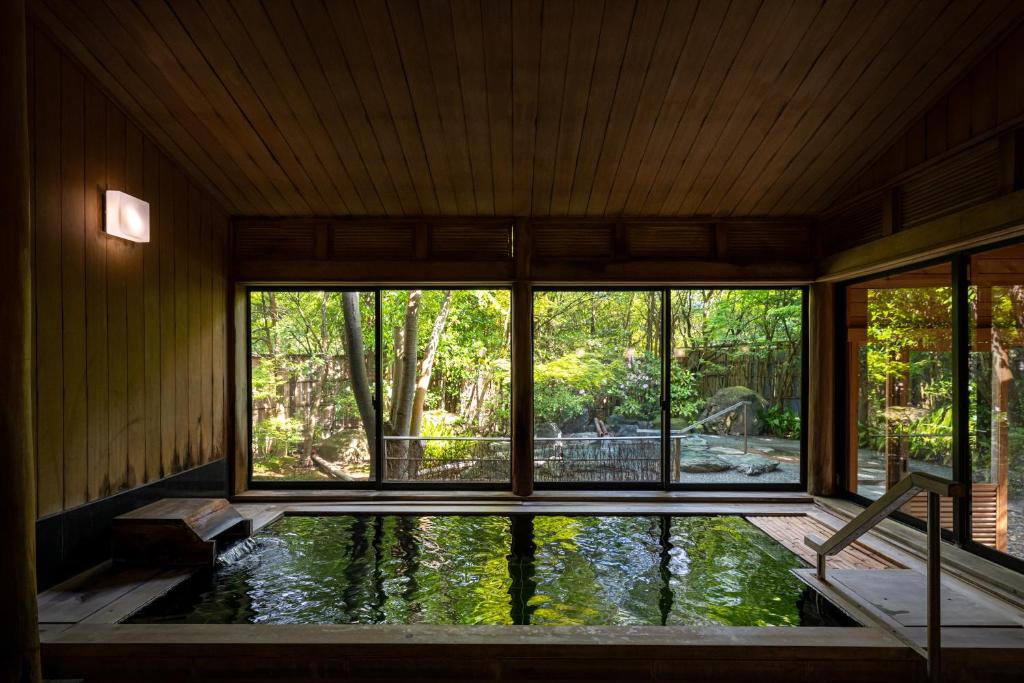 Cette chambre dispose d'une piscine d'eau et d'une grande fenêtre. dans l'établissement Shaga-no-Sato Yumeya, à Niigata