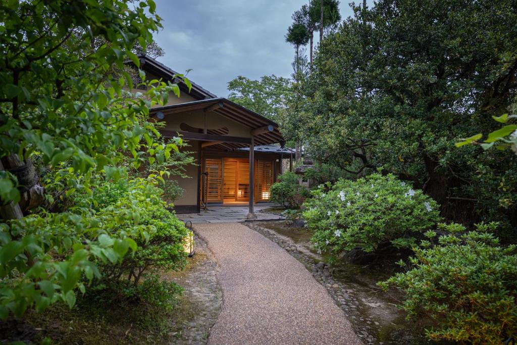 une maison avec un chemin menant à une maison dans l'établissement Shaga-no-Sato Yumeya, à Niigata