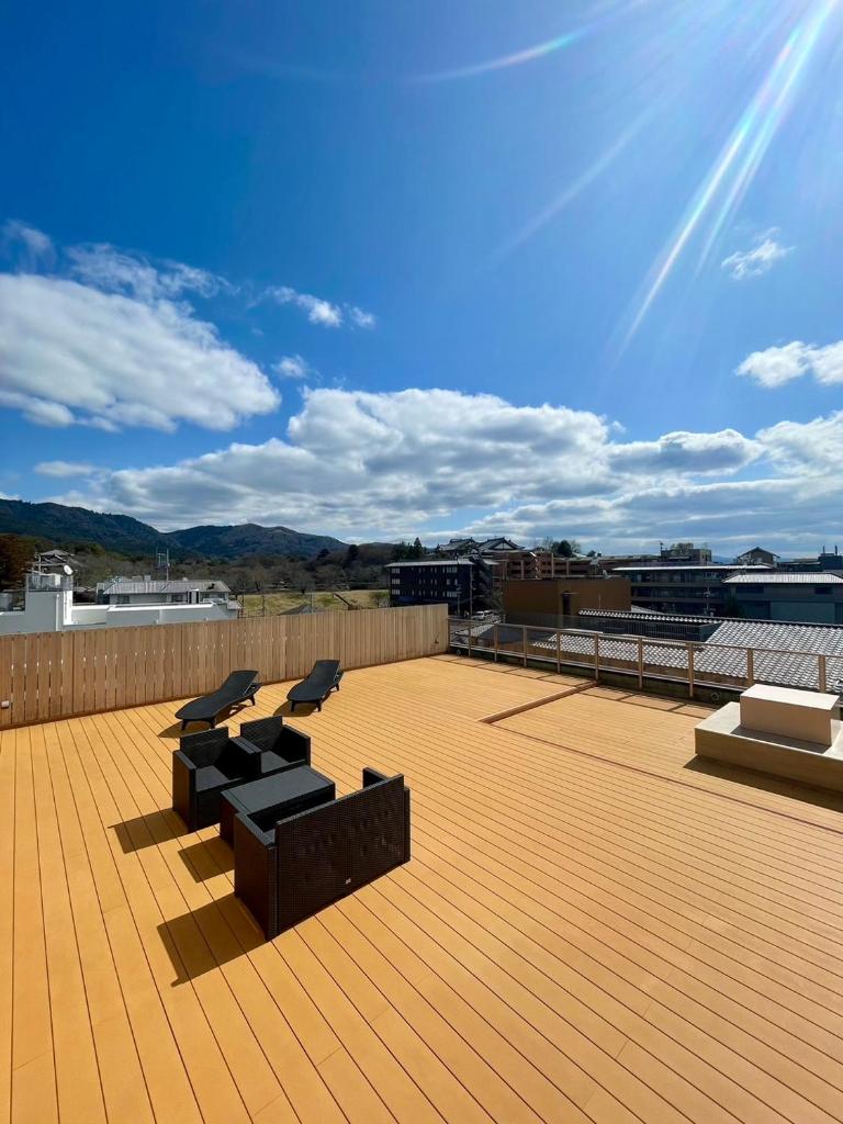 une terrasse avec une rangée de sièges sur un toit dans l'établissement Sarusawaike Yoshidaya, à Nara