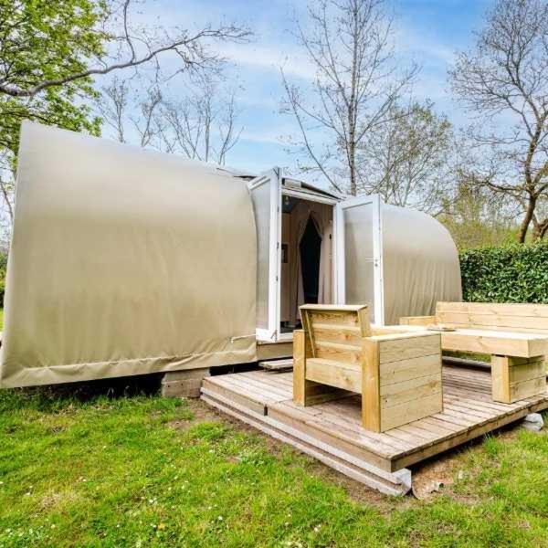 une yourte avec une terrasse en bois avec un banc et une table dans l'établissement Camping 3 étoiles - Piscine - ccafbbc, à Huelgoat
