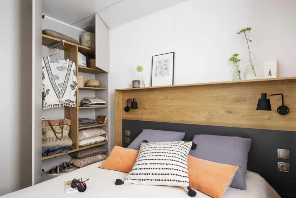 - une chambre avec un lit doté de deux oreillers et d'étagères dans l'établissement Camping 3 étoiles - Piscine - ccaihfi, à Seix 37 autres photos