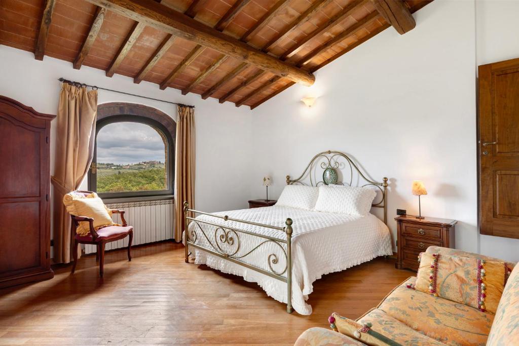 une chambre avec un lit, une chaise et une fenêtre dans l'établissement Podere Beccalorzo con piscina, à San Donato in Poggio