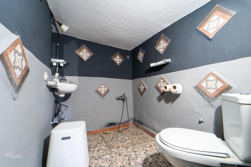 une salle de bain avec toilettes et lavabo dans l'établissement Riad Antek, à Chefchaouen 37 autres photos