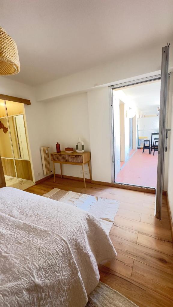 Charming and spacious two-room apartment with terrace 4