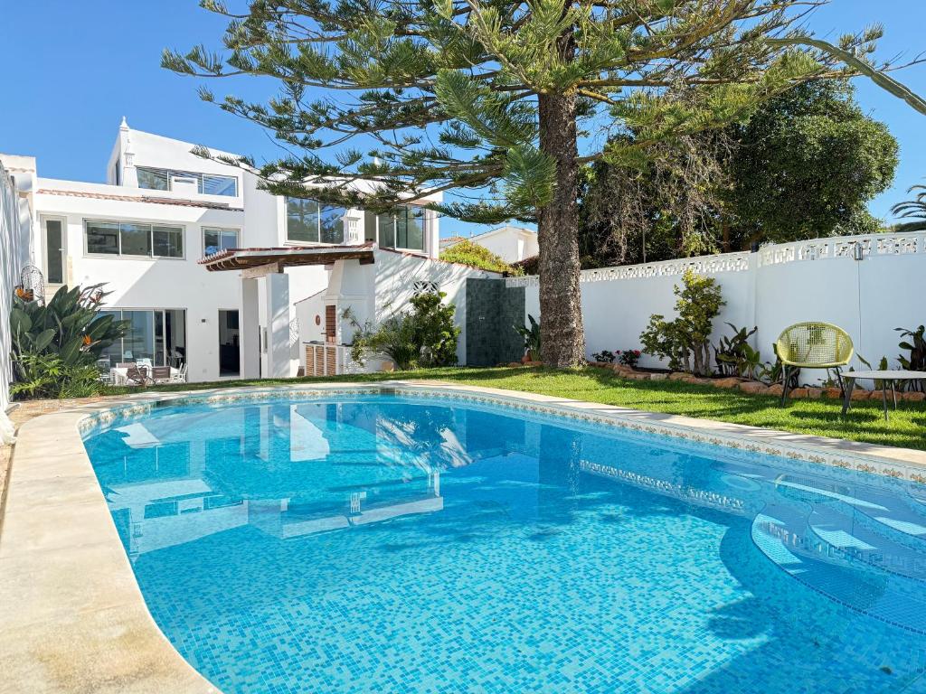 Vila Golfinho, with heated pool, rooftop lounge and ocean views 2