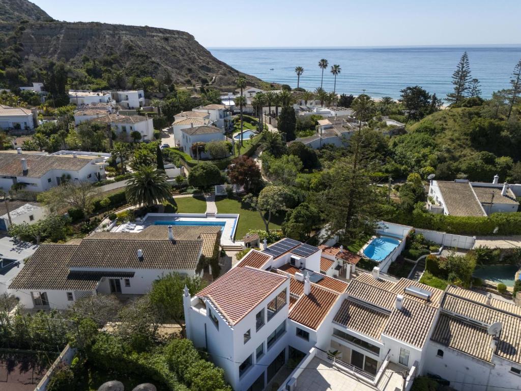 Vila Golfinho, with heated pool, rooftop lounge and ocean views 4