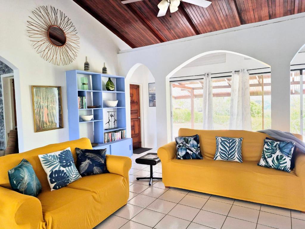 Almarlene House, spacious home sea view, large pool, patios, cot, cook