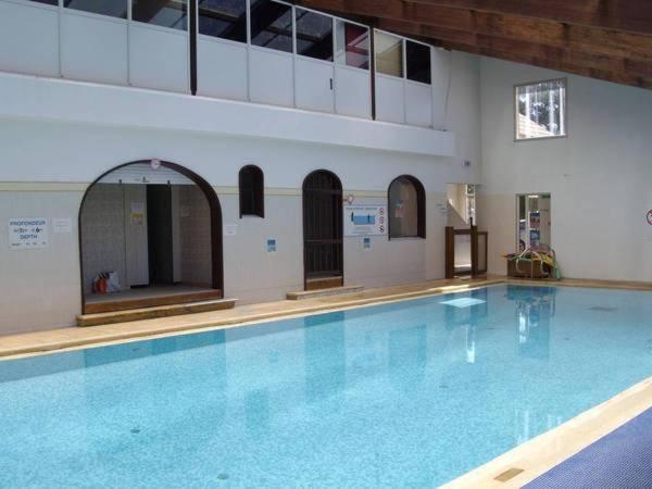 une grande piscine dans un immeuble dans l'établissement Mobil Home, à Saint-Jean-de-Monts 17 autres photos