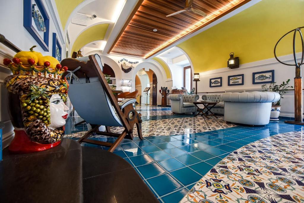 un hall d'entrée avec une peinture d'un visage sur le sol dans l'établissement Ravello Art Hotel Marmorata, à Ravello