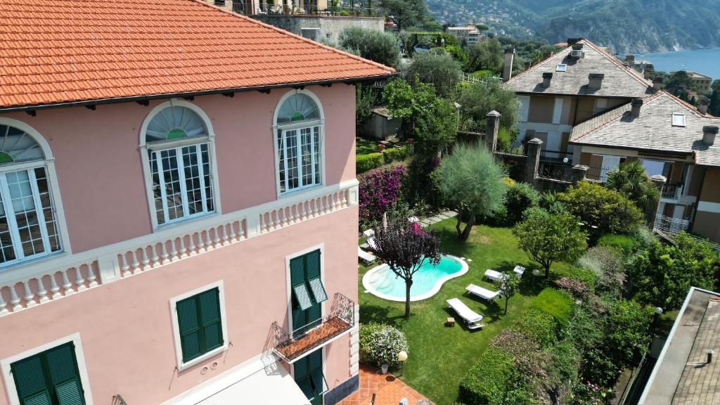 une vue aérienne d'une maison rose avec un jardin dans l'établissement "Villa degli Ulivi" 19th century Villa with private pool and sea view, à Recco