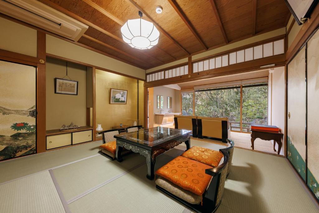 un salon avec une table et un canapé dans l'établissement Koyasan Sanadabo Rengejoin, à Koyasan