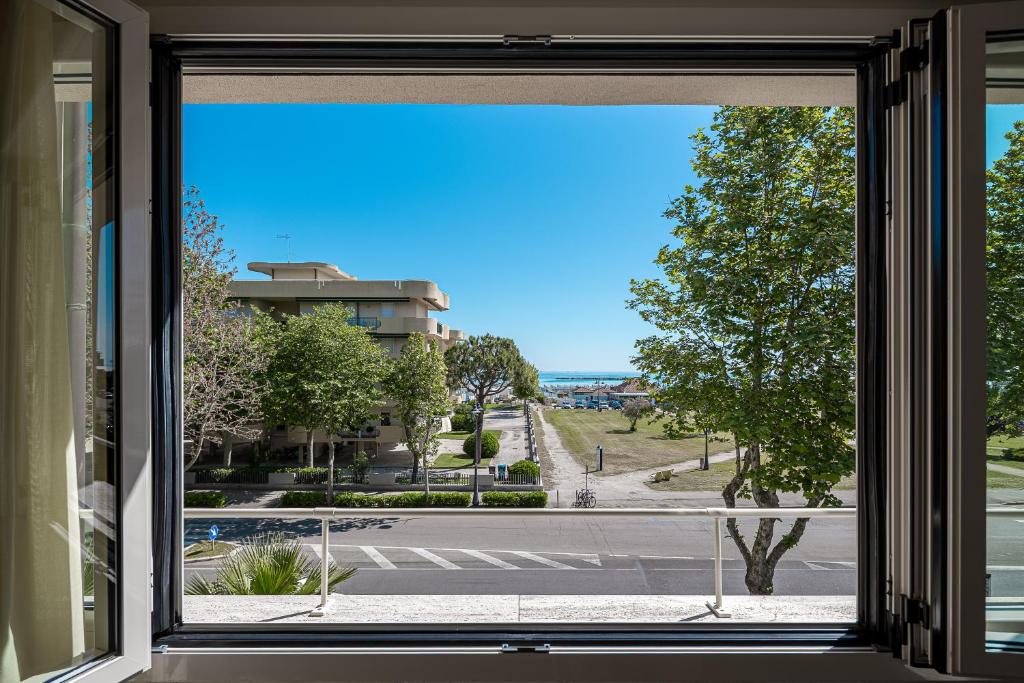 une fenêtre ouverte avec vue sur la rue dans l'établissement Hotel Altamarea Cesenatico, à Cesenatico