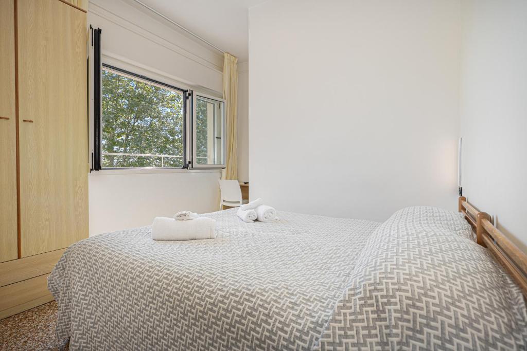 une chambre avec un grand lit avec des serviettes dessus dans l'établissement Hotel Altamarea Cesenatico, à Cesenatico