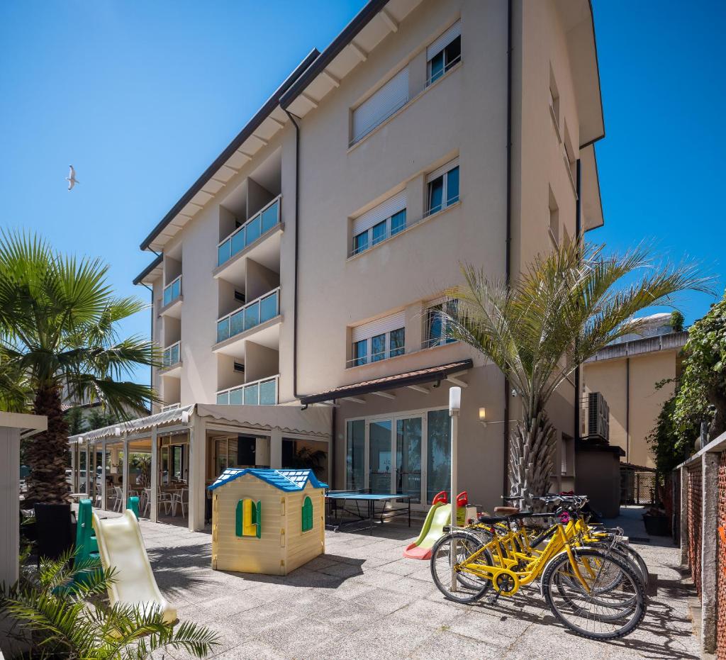 un bâtiment avec deux vélos garés devant dans l'établissement Hotel Altamarea Cesenatico, à Cesenatico