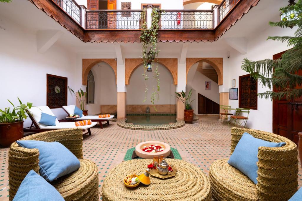 un salon avec des chaises et une table dans l'établissement Riad Saba, à Marrakech